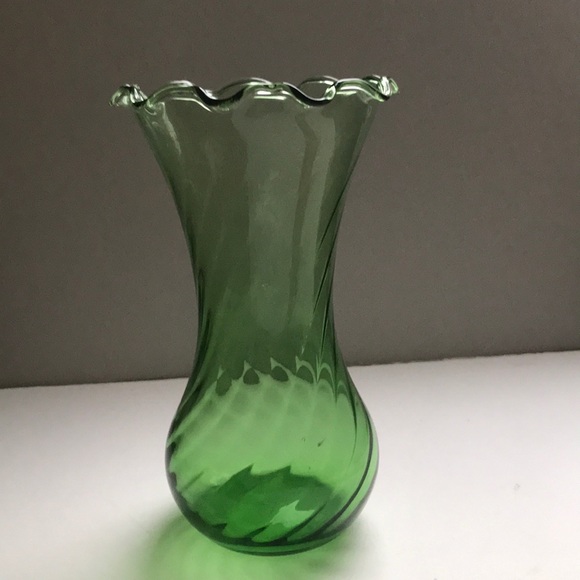 Vintage Emerald Green Glass Ruffle top Swirl Vase - Picture 2 of 8